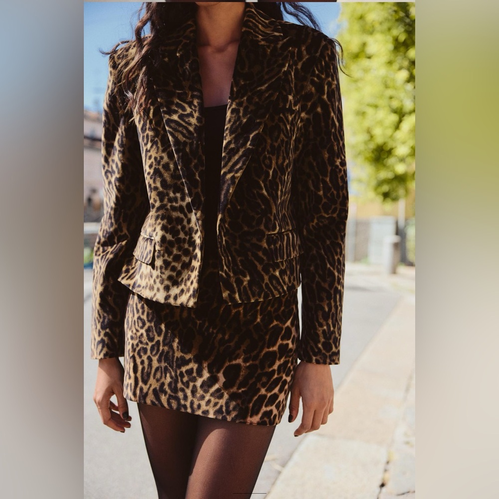 Zara never worn leopard velvet print mini skirt